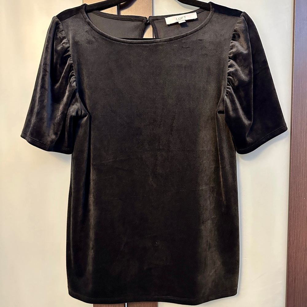‼️New Year’s Clearance‼️ LOFT Black Velvet Puff Sleeve Top Size S